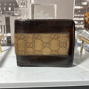 Authentic Gucci Bifold Wallet look at pics !